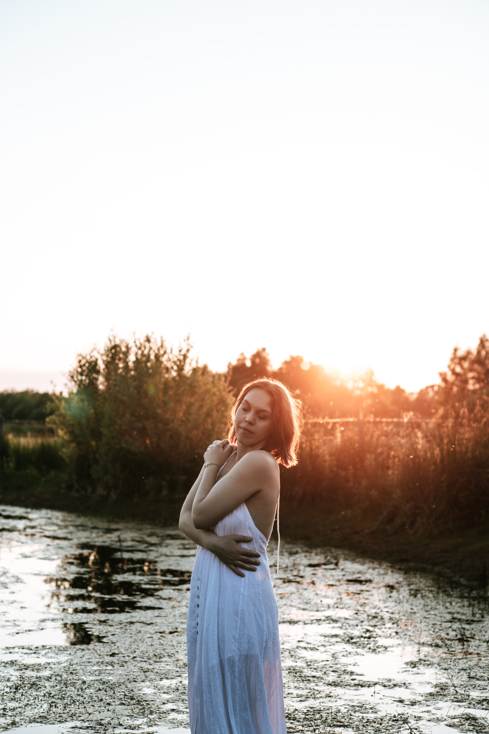 Vrouw die zichzelf omarmt in de natuur